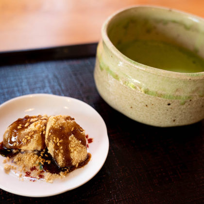Warabi mochi and tea