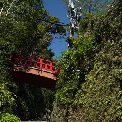 Back alley of Enoshima, looking up to a vermilion bridge
